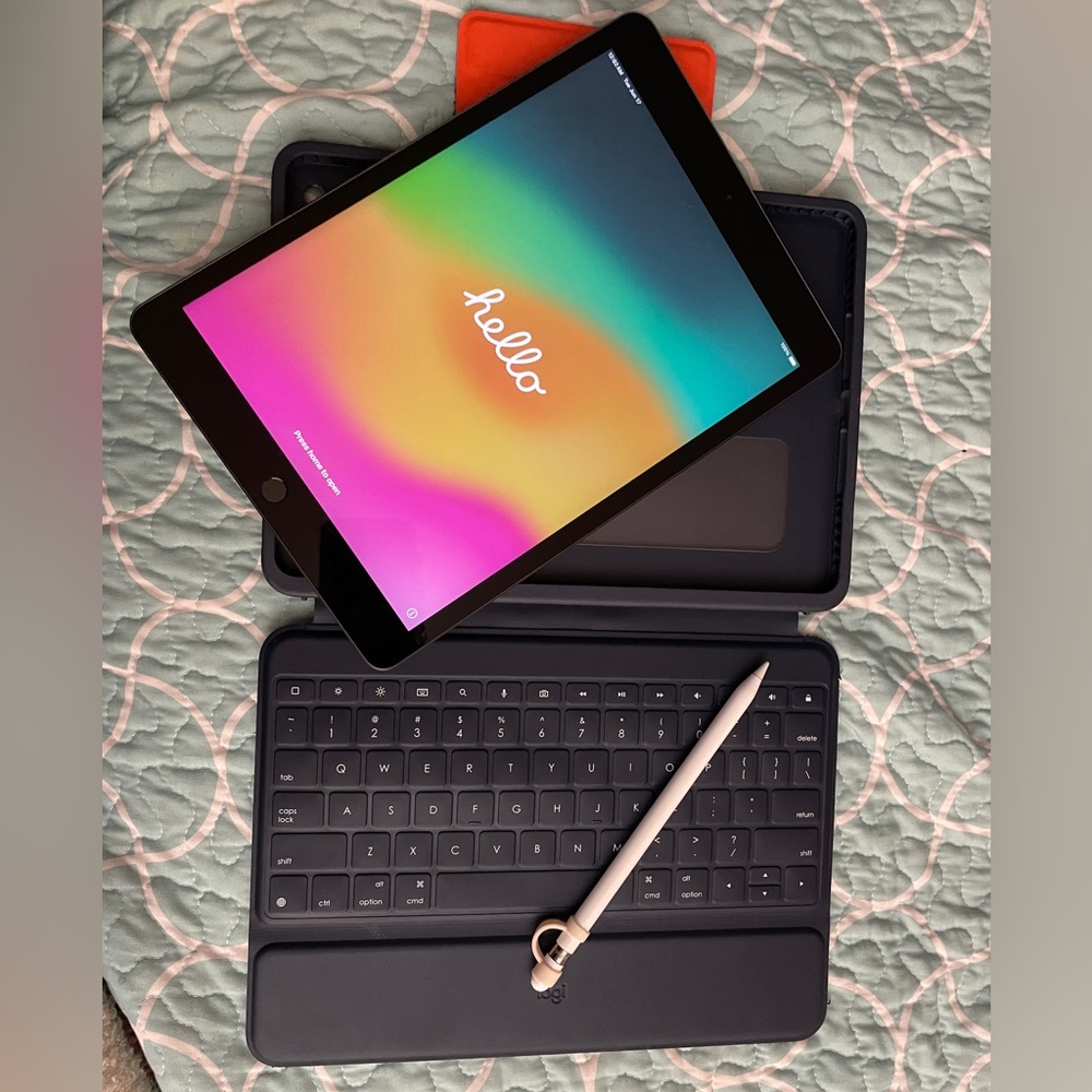 Apple 8th Gen Space Grey IPad w/ Logitech Keyboard Case & 1rst Gen Pencil
